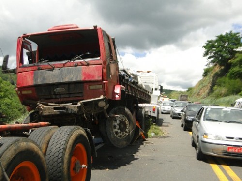 Caminhão transportando água mineral tombou na Serra do Mutum