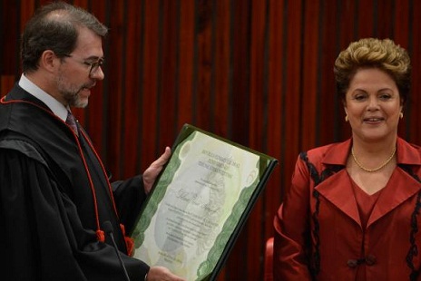 Dias Toffoli entrega diploma a Dilma