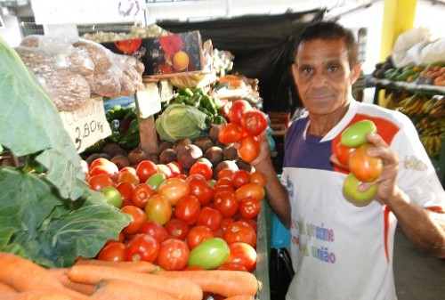 Feirante Paulo revela queda no preço do tomate