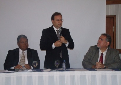 Médico Fábio Vilas-Boas no encontro ao lado do deputado Antonio Brito e do presidente da FESFBA, Maurício Dias (divulgação)