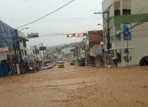 Avenida Gomes Pita ficou tomada pela água da chuva