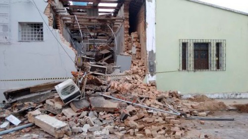 Prédio ficou destruído após ação. Foto: Berimbau Notícias