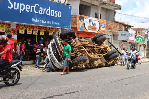 Veículo tombou em frente a um supermercado. Foto: Amargosa News