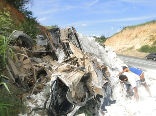Veículo fica destruída após acidente. Foto: Blog Marcos Frahm