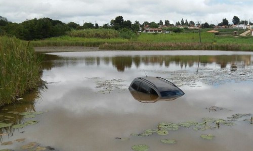 Carro ficou submerso. Fotos: Roberto Brito / 