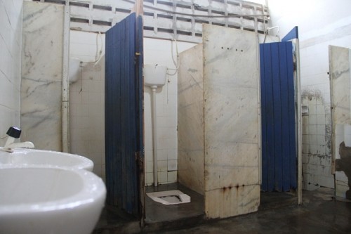 Banheiros em condições insalubres. Fotos: Blog Marcos Frahm