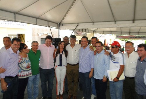 Rui Costa posa para foto com prefeitos