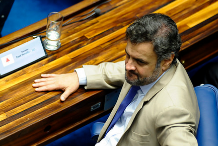 Aécio insatisfeito com vitória de Renan. Foto: Agência Senado  