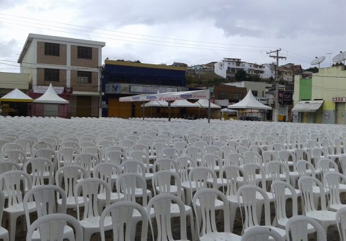 Cerca de três mil cadeiras foram colocadas para acomodar os participantes