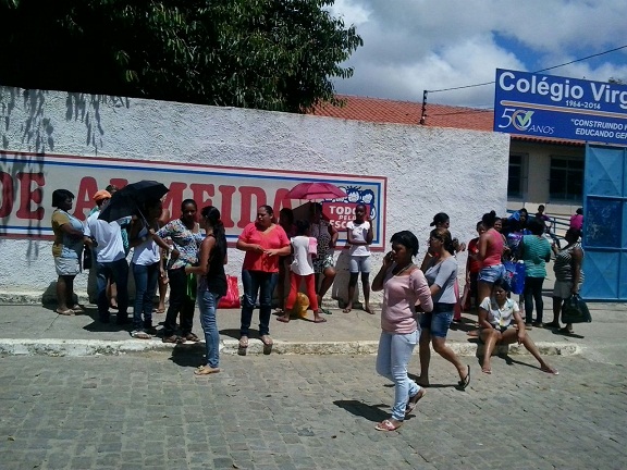 Pais madrugaram em frente ao Colégio Virgílio, em Jaguaquara