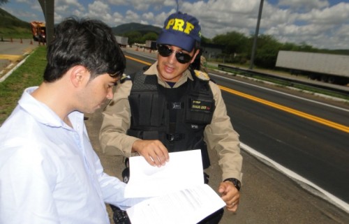 Repórter Marcos Frahm acompanha ação da PRF na BR-116