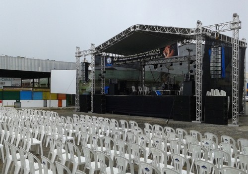 Palco é montado para apresentações na Praça Guilherme Silva