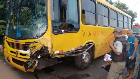 Ônibus da Viametro que se envolveu no acidente.