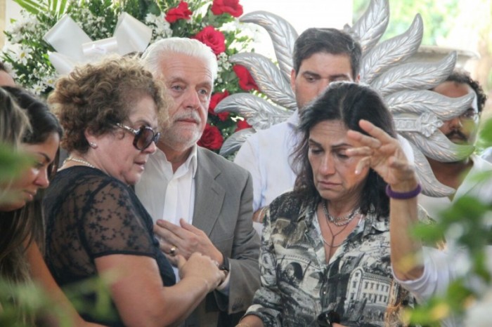 Wagner e Fátima consolam viúva. Foto: Bocão News