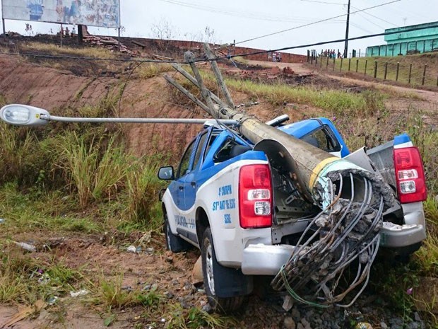 Viatura ficou destruída após batida em poste (Foto: Marcus Augusto / site Voz da Bahia)