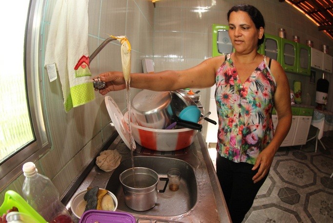 Moradora comemora água caindo na torneira 