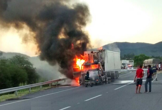 Carreta teve cabine destruída. 