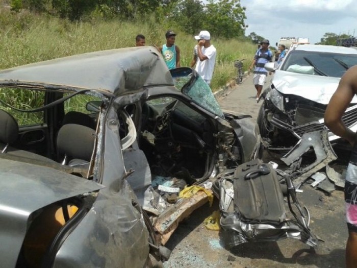 Carros ficaram destruídos após colisão 