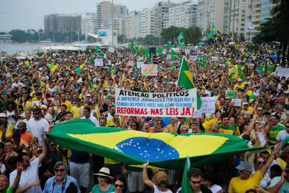 Manifestação reúne multidão no Rio Tânia Rêgo/Agência Brasil
