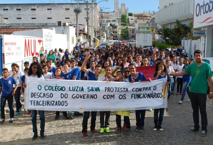 Alunos do Colégio Luzia Silva saíram às ruas