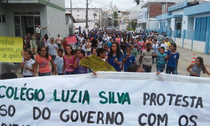 Manifestantes percorreram ruas centrais de Jaguaquara