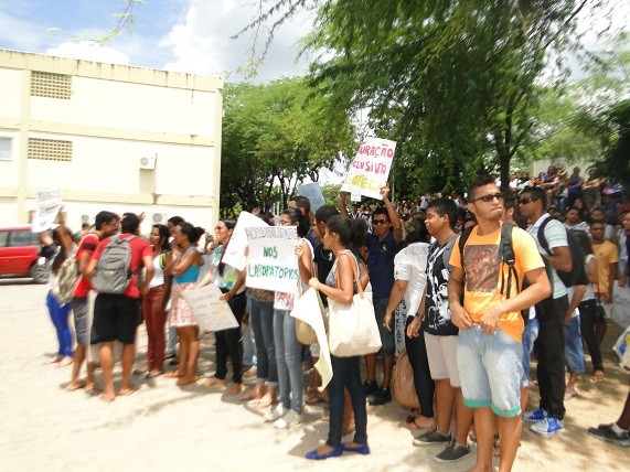 Estudantes protestaram durante inauguração 