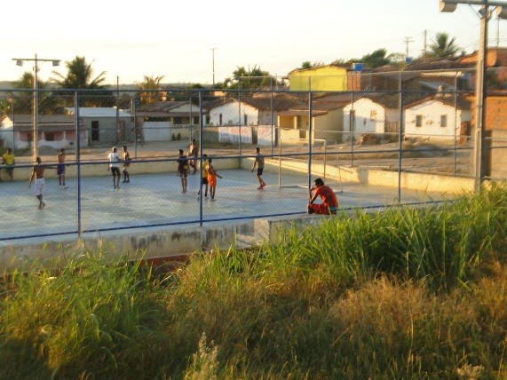 Matagal invade área onde quadra está localizada