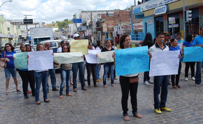 Manifestantes cobram salários atrasados