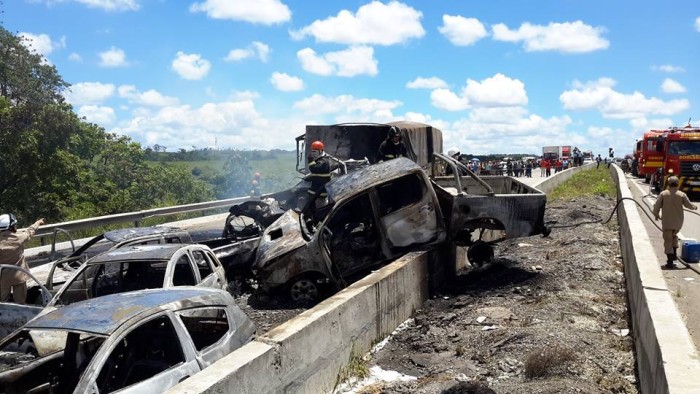 Carros ficaram carbonizados após explosões