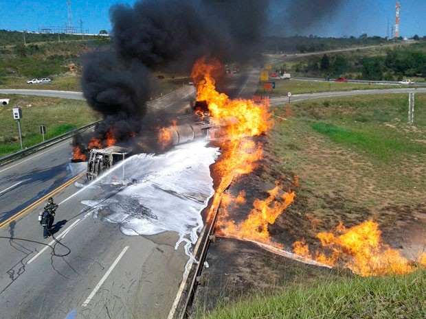 Carreta carregada de álcool pegou fogo na BR-116 (Foto: Ramon Ferraz