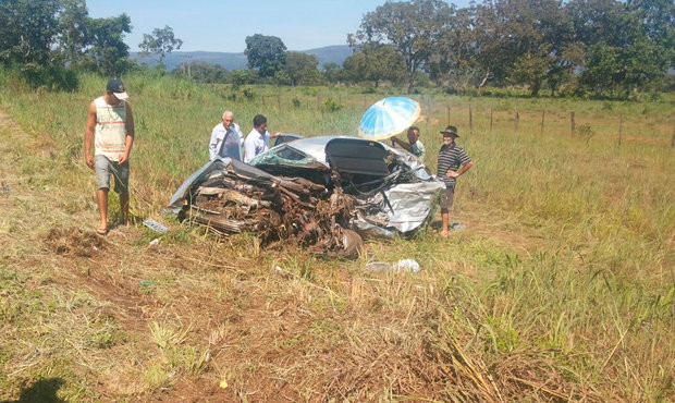 Carro saiu da pista depois de ser atingido por caminhão 