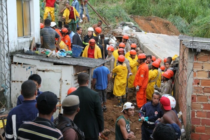 Barranco desabou e cinco pessoas morreram soterradas
