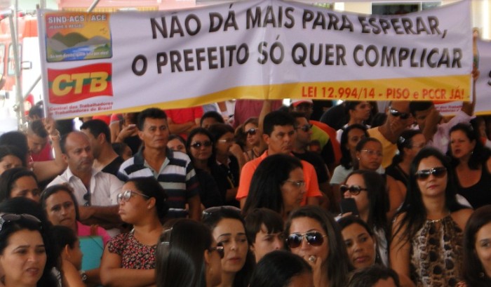 Com faixas, agentes constrangeram o prefeito. Foto: Blog Marcos Frahm