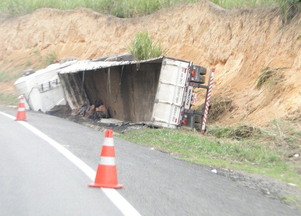 Carreta que transportava cimento tombou na margem da BR-116