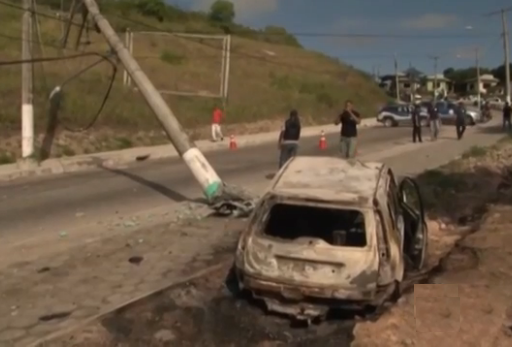 Carro fica destruído pelo fogo. Foto: Reprodução/TV Bahia