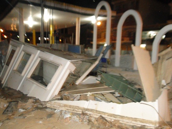 Container  - escritório destruído na área da praça 