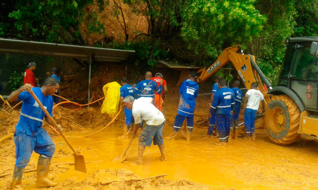 Equipes trabalham em áreas atingidas. Foto: Juarez Soares)