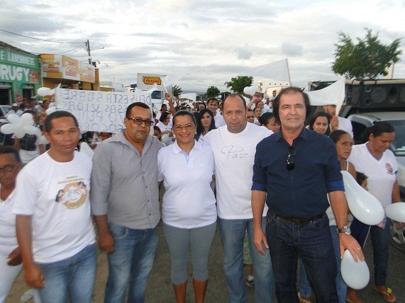 Vereadores e vice-prefeito na Caminhada. 