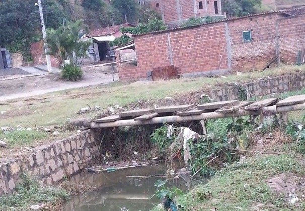 Ponte de madeira revela o desleixo no bairro Lagoa
