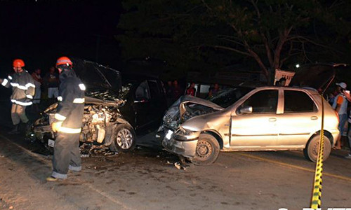 Veículos de passeio colidiram frontalmente. Fotos: Blitz Conquista