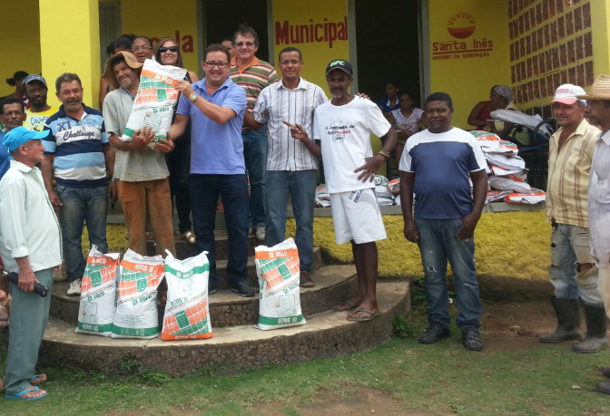 Afrânio entrega sementes a agricultores