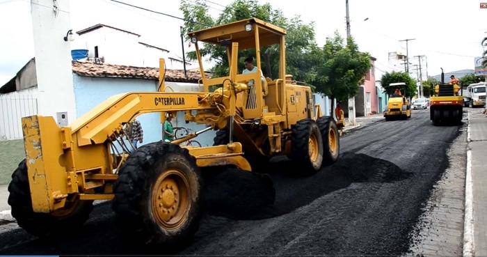 Rua Antônio Orrico recebe asfalto