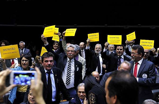Deputados levantaram cartazes em protesto contra o "distritão"