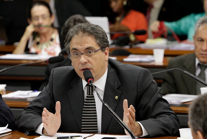 O texto-base é do deputado Carlos Zarattini (PT-SP)