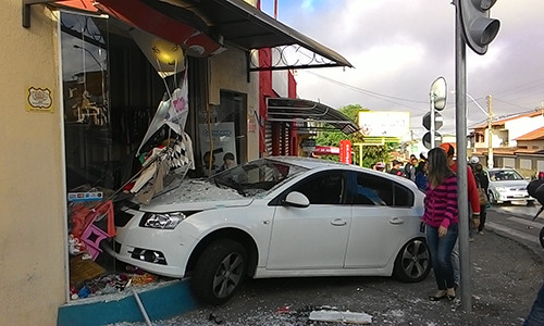 O  GM Cruze invadiu uma pequena loja de confecções