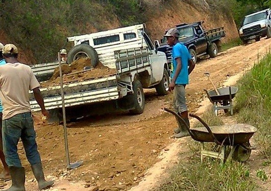 Produtores recuperam estrada em Florestal. Foto: Jequié e Região