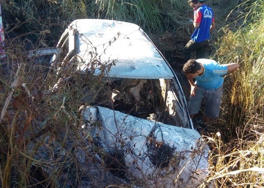 Carro Golf bateu e pegou fogo 