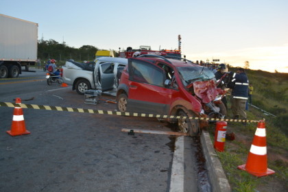 Fiat Idea e caminhonete S-10 bateram de frente