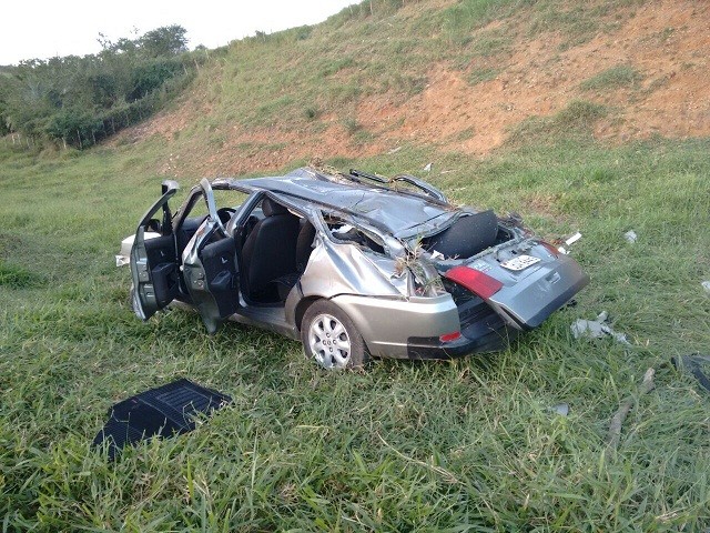 Veículo ficou destruído após capotar; condutor perdeu o controle