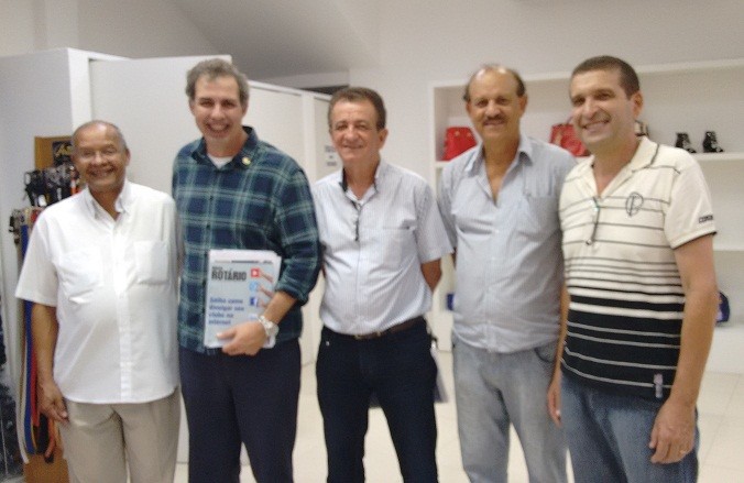 O presidente Marcelo Coelho e membros rotarianos
